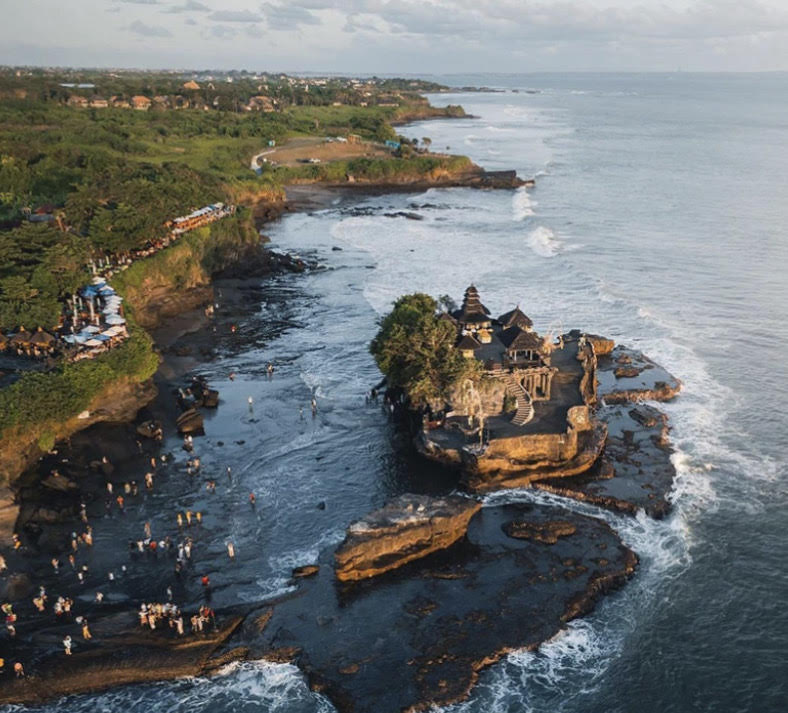 Pura Tanah Lot di Tabanan menjadi objek wisata andalan.