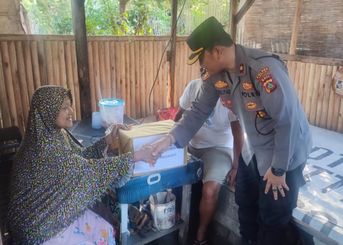 Kapolsek Kawasan Pelabuhan Gilimanuk, Kompol I Komang Mulyadi saat mengunjungi warga kurang mampu di Lingkungan Samiana, Kelurahan Gilimanuk.