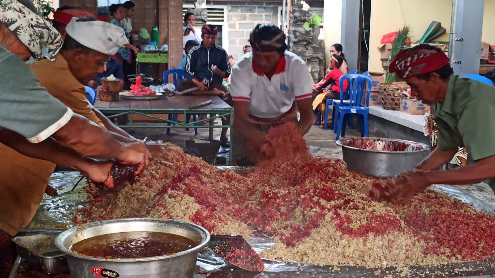 Ngelawar merupakan aktifitas membuat lawar yang digunakan sebagai sarana upacara dan konsumsi saat dilaksanakannya ritual