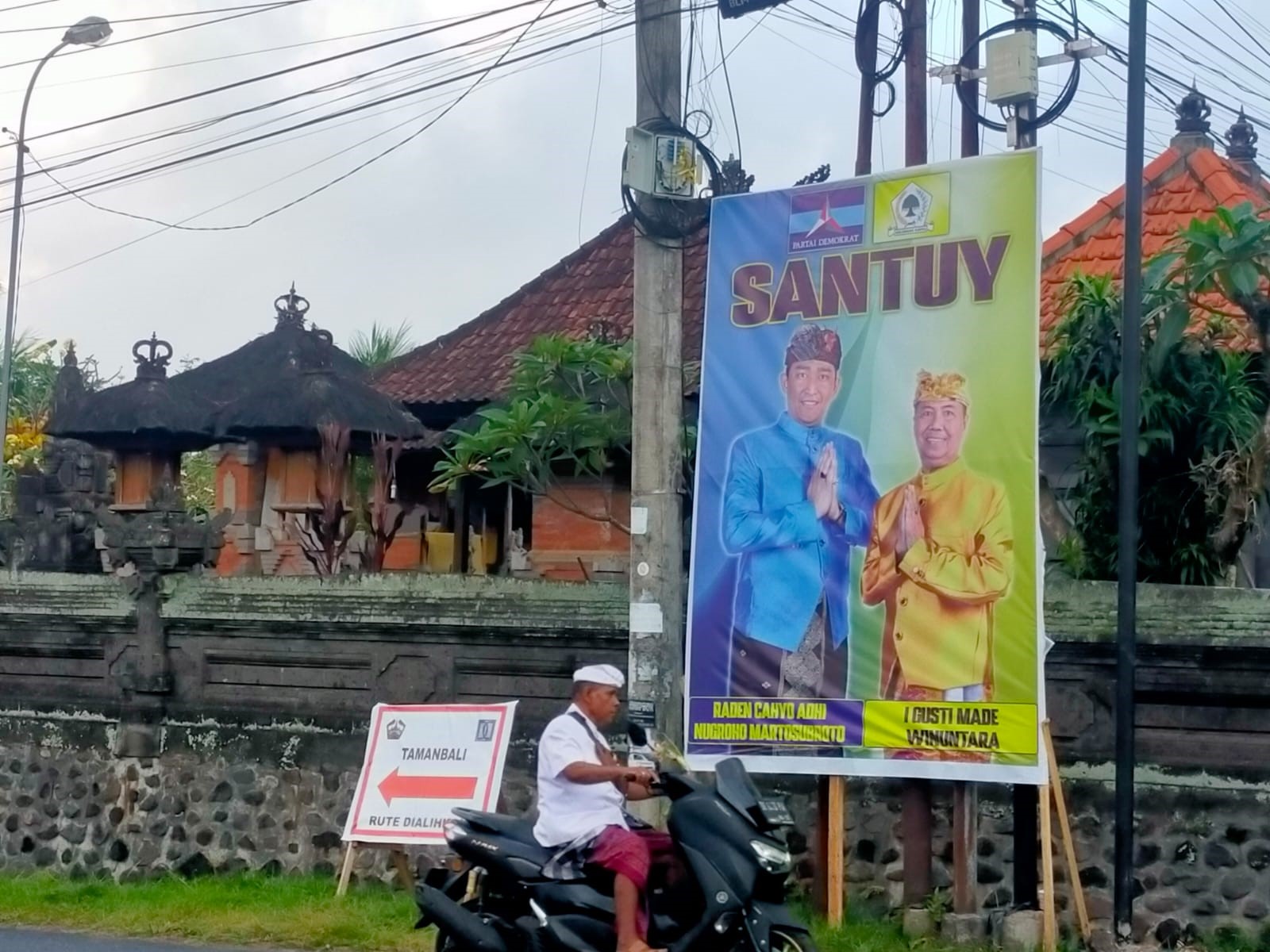 Baliho paslon bupati dan wakil bupati Bangli Raden Cahyo-Winuntara terpasang di Kelurahan Bebalang, Bangli.