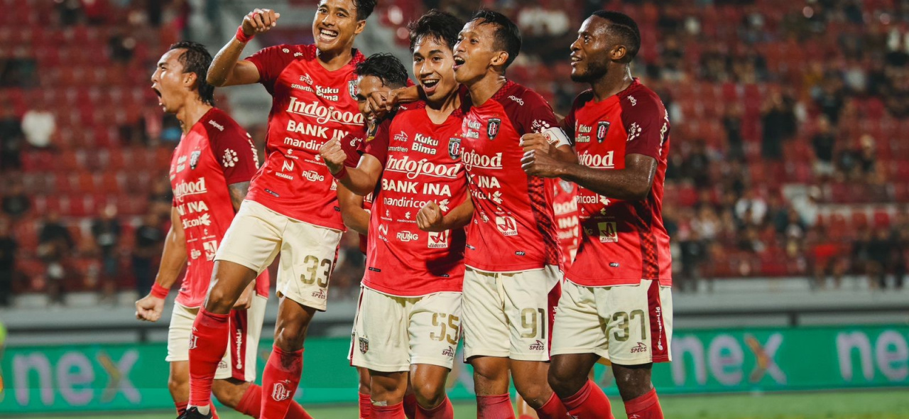 Pemain Bali United merayakan gol Made Tito Wiratama (tiga dari kanan) saat mengalahkan Persija Jakarta di matchday ketiga grup B Piala Presiden 2024 di Stadion Kapten I Wayan Dipta,