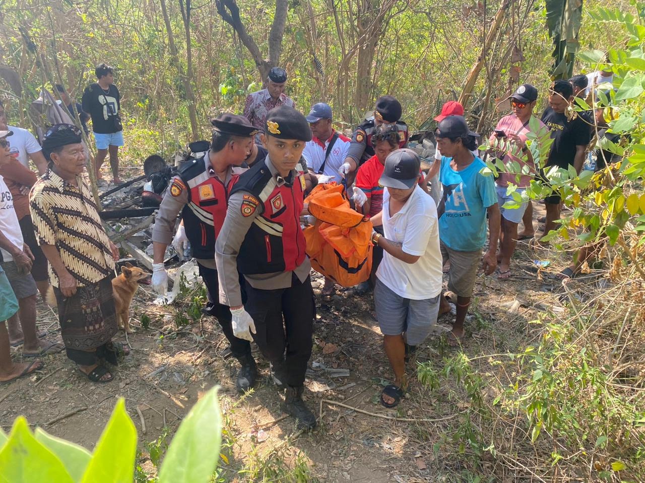TRAGIS : Jenazah ODGJ yang menjadi korban tewas akibat kebakaran di Lembongan, Nusa Penida dievakuasi petugas.