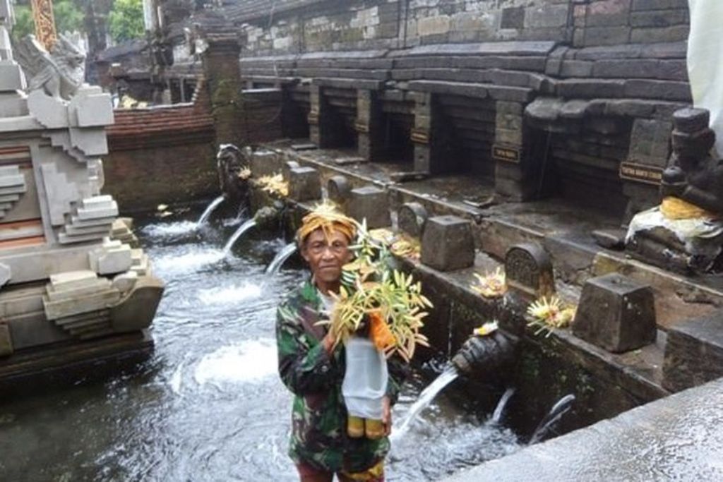 Pura Tirta Empul, yang terkenal dengan sumber air suci dan ritual melukatnya, ternyata menyimpan rahasia lain yang tak kalah menarik, khususnya untuk umat Hindu Bali.