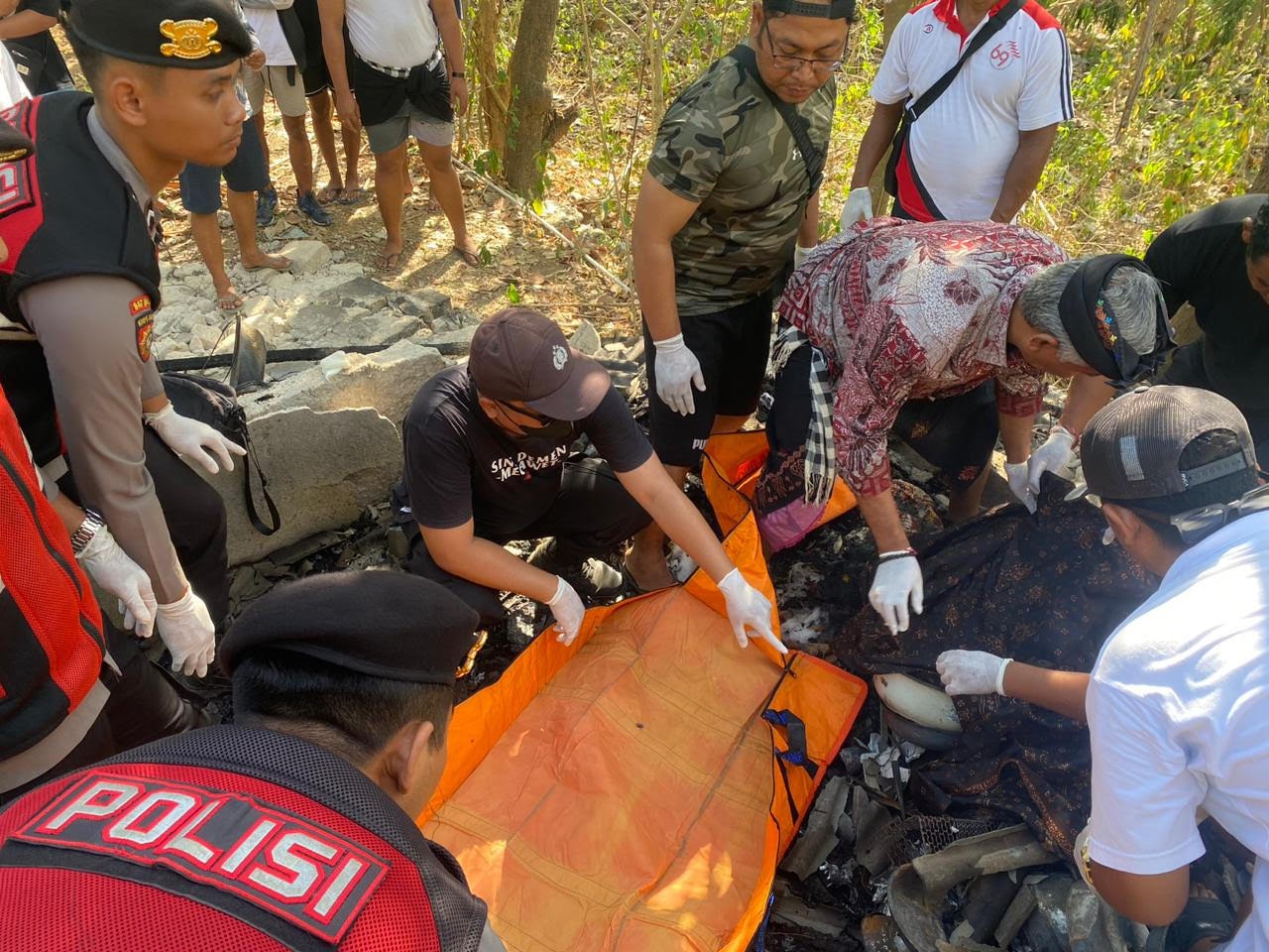 TEWAS TERBAKAR: Wanita ODGJ tewas terpanggang di Nusa Penida dievakuasi. Korban ditemukan tewas di tumpukan kain.