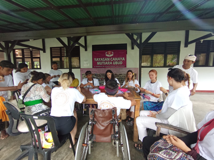 member komunitas yoga House of Om belajar membuat Gelang Rudraksa, canang dan keranjang organik dari penyandang disabilitas Yayasan Cahaya Mutiara Ubud di Banjar Kawan Tengah, Tampaksiring