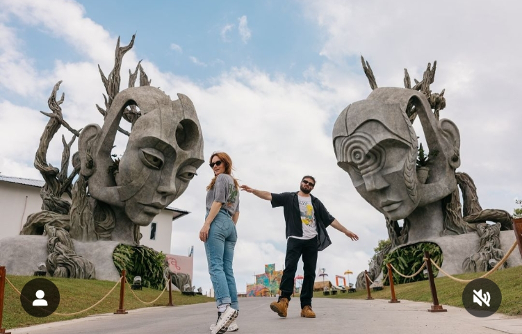 Duo penyanyia asal Australia, Angus dan Julia Stone di Nuanu City, Desa Beraban Kecamatan Kediri Kabupaten Tabanan.