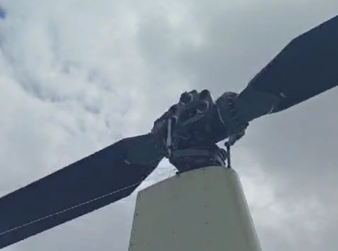 TERULANG: Sebuah helikopter yang terlilit tali layangan di kawasan GWK, Senin (29/7).