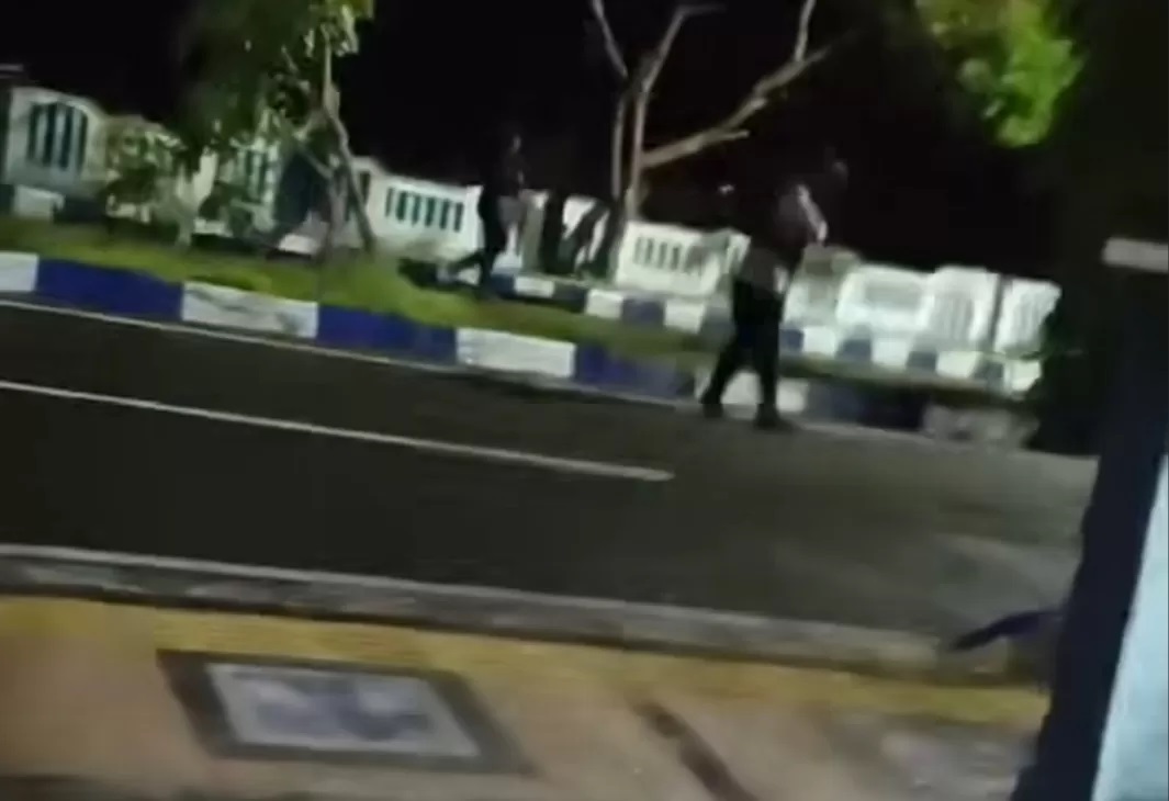 Mencekam : Dalam video amatir yang viral di jagat maya terlihat aparat berseragam hitam dengan senjata laras panjang berlarian di jalan Kota Tual dan beberapa kali terdengar suara tembakan.