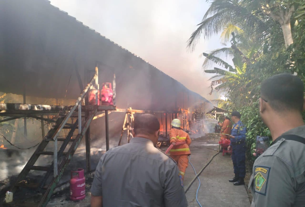 HANGUS : Kondisi Kandang ayam di Kelurahan Tegalcangkring, Kecamatan Mendoyo, Jembrana usai diamuk sijago merah, Senin (29/7).