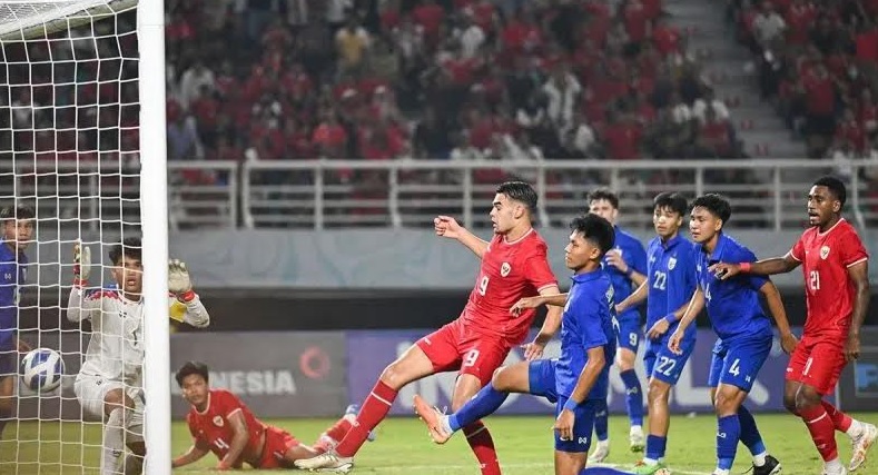 Striker Timnas Indonesia U19, Jens Raven (nomor 9) saat menyambar bola ke tengah gawang Thailand U19 yang berbuah gol. Timnas Indonesia U19 juara AFF U19 2024 setelah menumbangkan Thaila