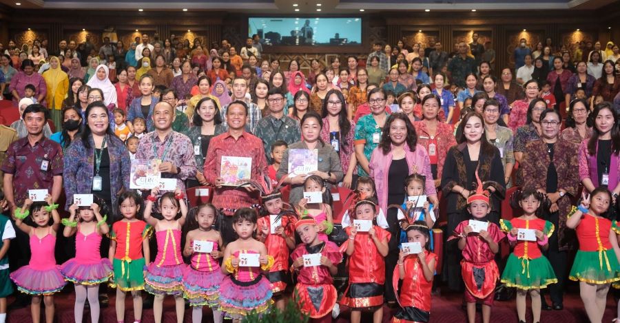 Wali Kota Denpasar I Gusti Ngurah Jaya Negara bersama anak anak TK se-Kota Denpasar, dalam kegiatan Edukasi Keuangan sejak Dini, di Gedung Dharma Negara Alaya, Senin (29/7/2024).&nbsp;