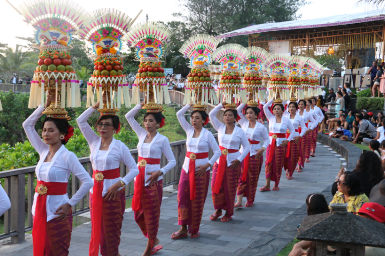 Parade Gebogan yang diselenggarakan dalam setiap event di Tanah Lot menjadi Daya Tarik utama wisatawan.