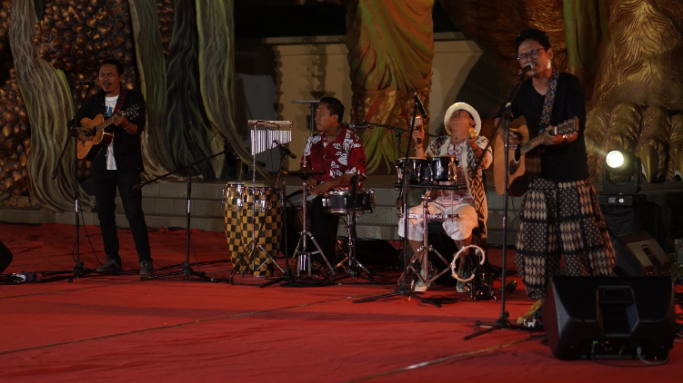 Penampilan grup band Empat Detik Sebelum Tidur di Singaraja saat manggung dalam Kebyar Kasih Pertiwi belum lama ini.