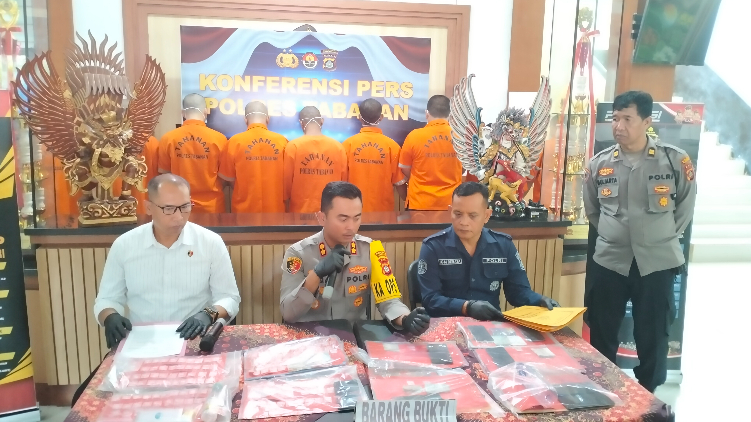 Kapolres Tabanan AKBP Chandra Citra Kesuma didampingi Kasat Narkoba AKP I Kadek Darmawan saat menggelar pers rilis di Loby Polres Tabanan, Senin (29/7).