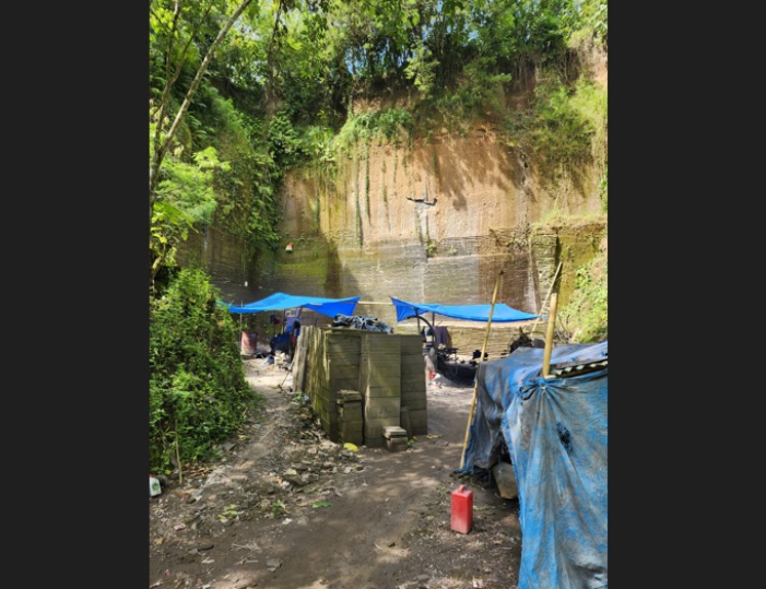 Penambangan Batu cadas di wilayah Blahbatuh, Gianyar, Selasa (30/7).