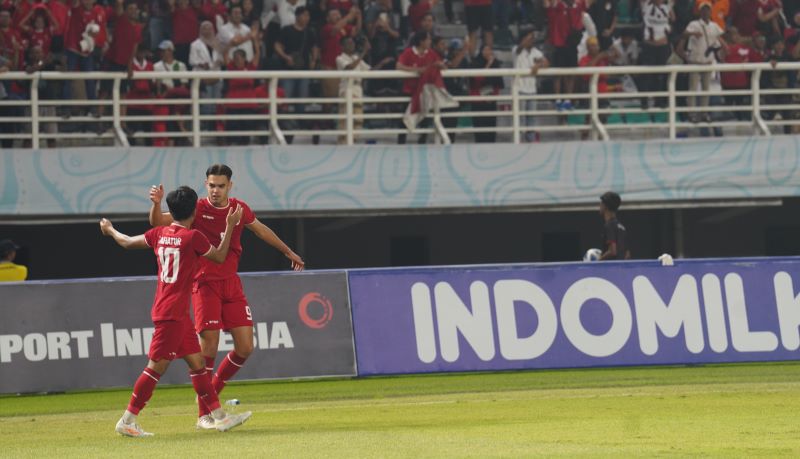 Jens Raven (belakang) membuktikan diri meski baru 1 bulan menjadi WNI. Raven menjadi pahlawan kemenangan Timnas Indonesia di final Piala AFF U19 2024, Senin (26/7/2024).