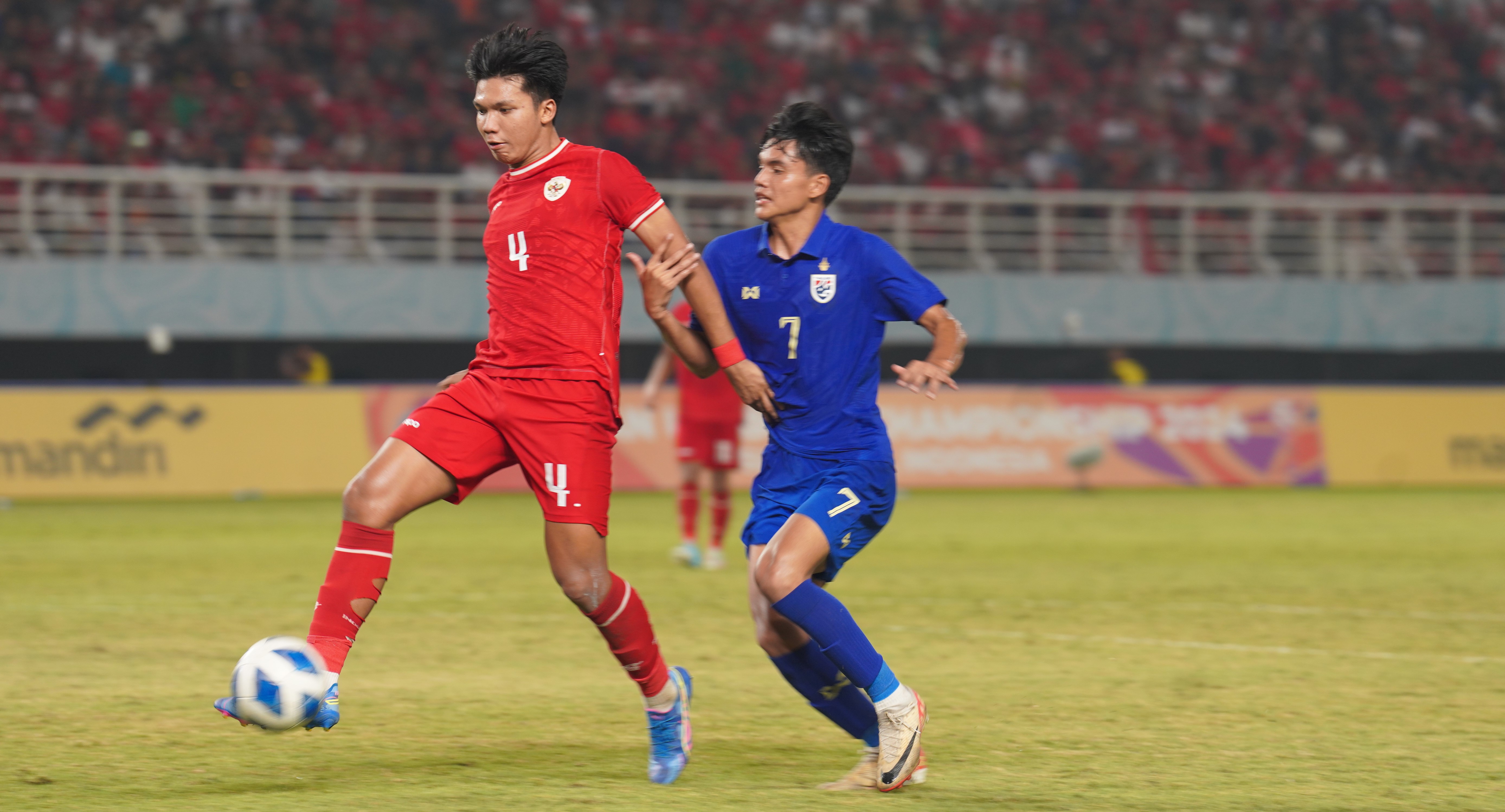 Kadek Arel Priyatna (nomor 4) saat tampil di final Piala AFF U19 2024 saat melawan Thailand di Stadion Gelora Bung Tomo, Surabaya, Senin (26/7/2024).