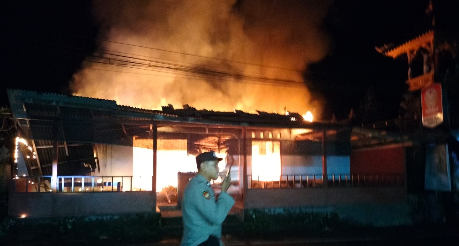 Kebakaran melahap warung makan di Desa Bangbang, Kecamatan Tembuku, Kabupaten Bangli, Bali, Senin (29/7/2024).