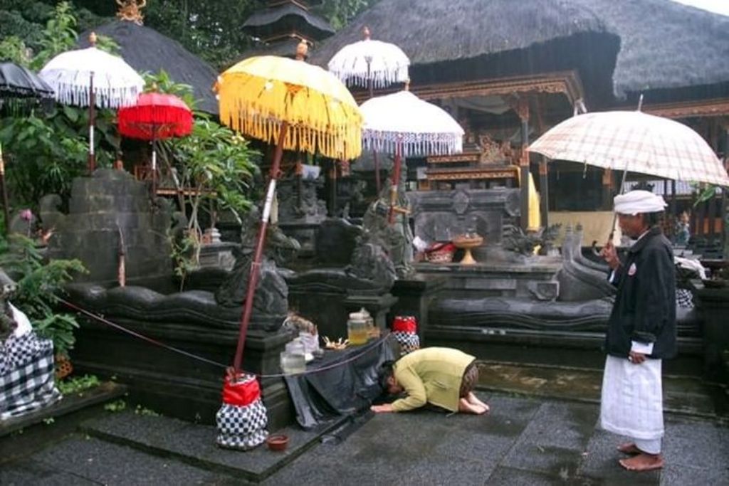 Ritual sujud di Pura Kancing Gumi, Banjar Batu Lantang, Desa Sulangai, Kecamatan Petang, Kabupaten Badung, Bali