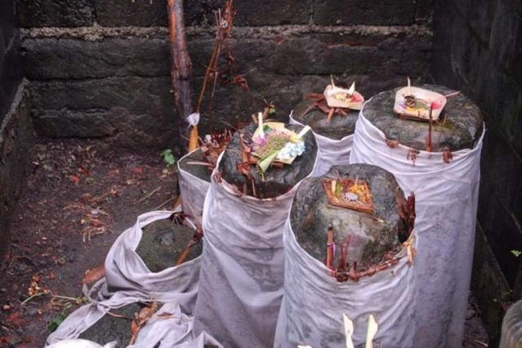 ura Kancing Gumi, terletak di Banjar Batu Lantang, Desa Sulangai, Kecamatan Petang, Kabupaten Badung, Bali