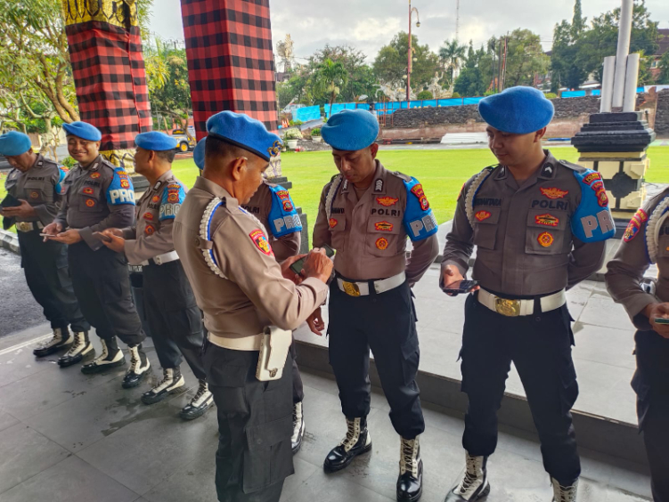 Kasi Propam Polres Gianyar, Iptu I Made Mulata, secara mendadak menggelar sidak terhadap seluruh handphone anggota Si Propam pada Selasa (30/7).