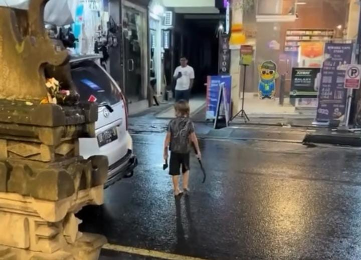 Si Kocong viral di media sosial karena kerap berkeliaran di jalanan Ubud Bali