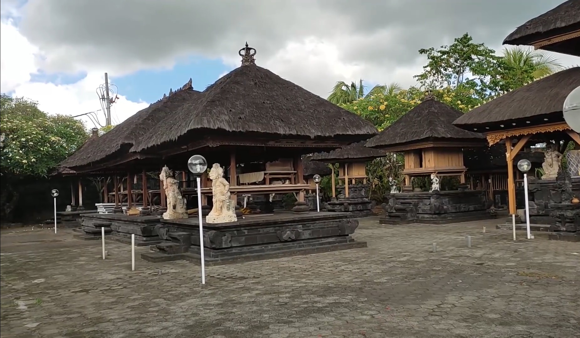 Pura Ulun Swi Jimbaran, Badung sebagai tempat suci yang dibangun sejak Abad ke 11