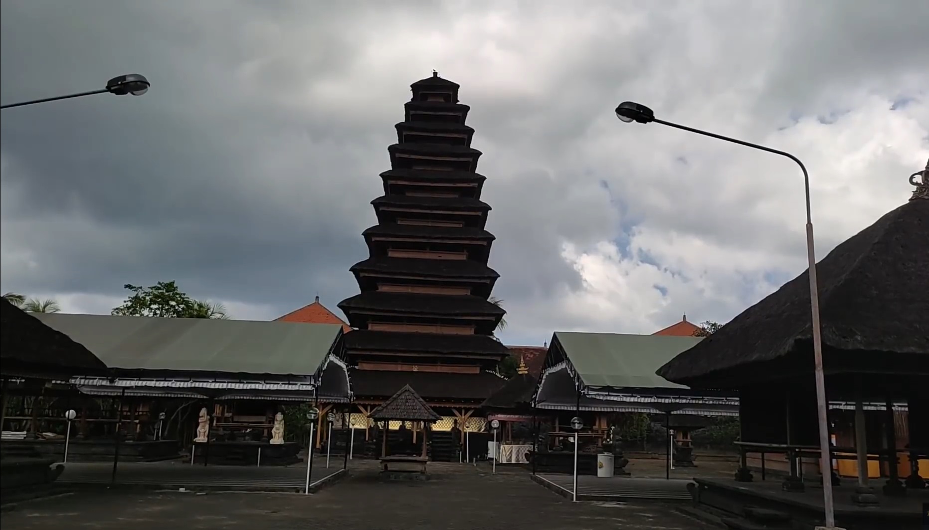 Meru Tumpang Solas yang ikonik di Pura Ulun Swi Jimbaran