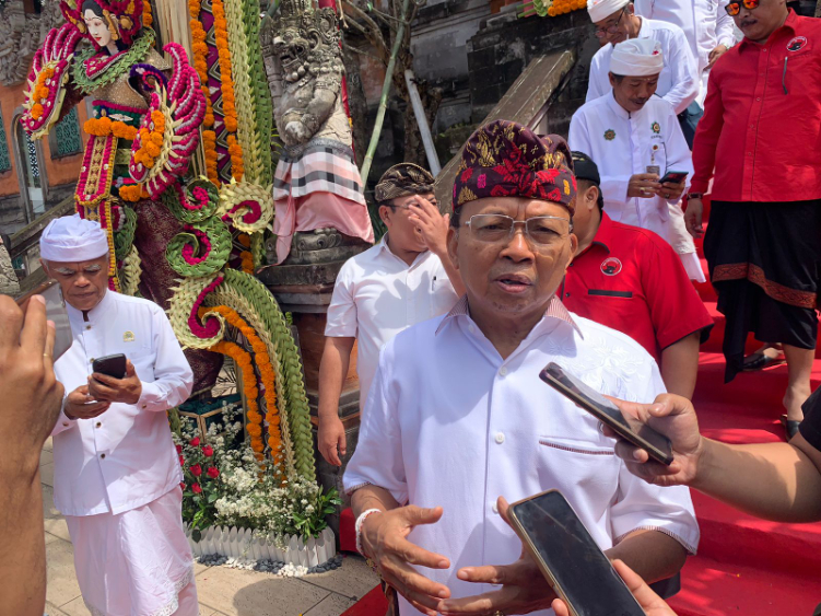 Gubernur Bali Periode 2018-2023 Wayan Koster tanggapi soal helikopter terlilit tali layangan