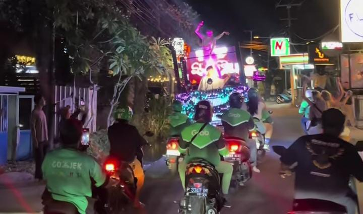 Aksi DJ dan Sexy Dancer di Atas Mobil Bak Terbuka