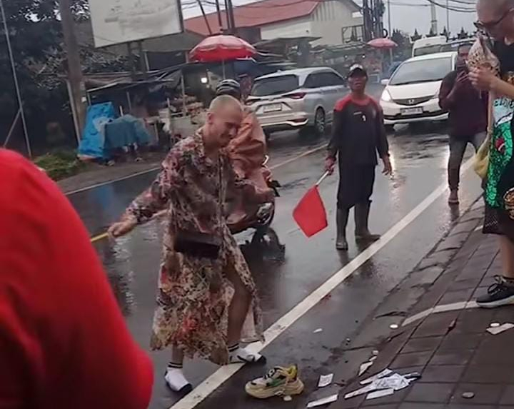 Seorang bule terlihat mengamuk dan serang petugas kepolisian