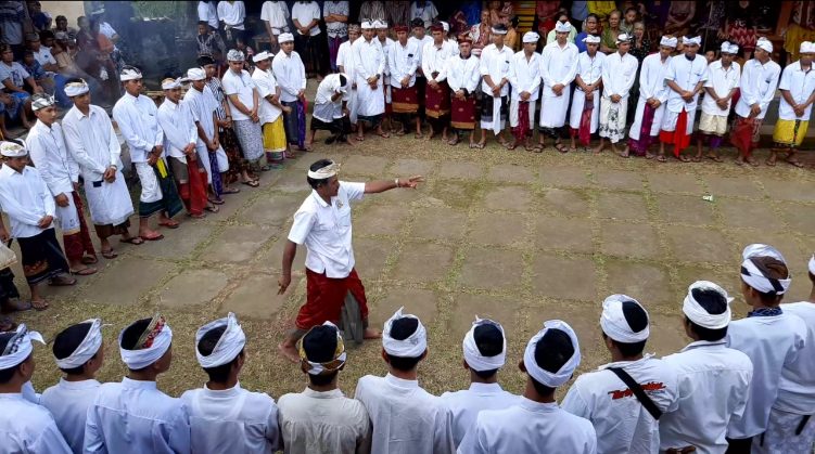 Masyarakat desa Pedawa yang sedang melakukan tradisi mapetokan