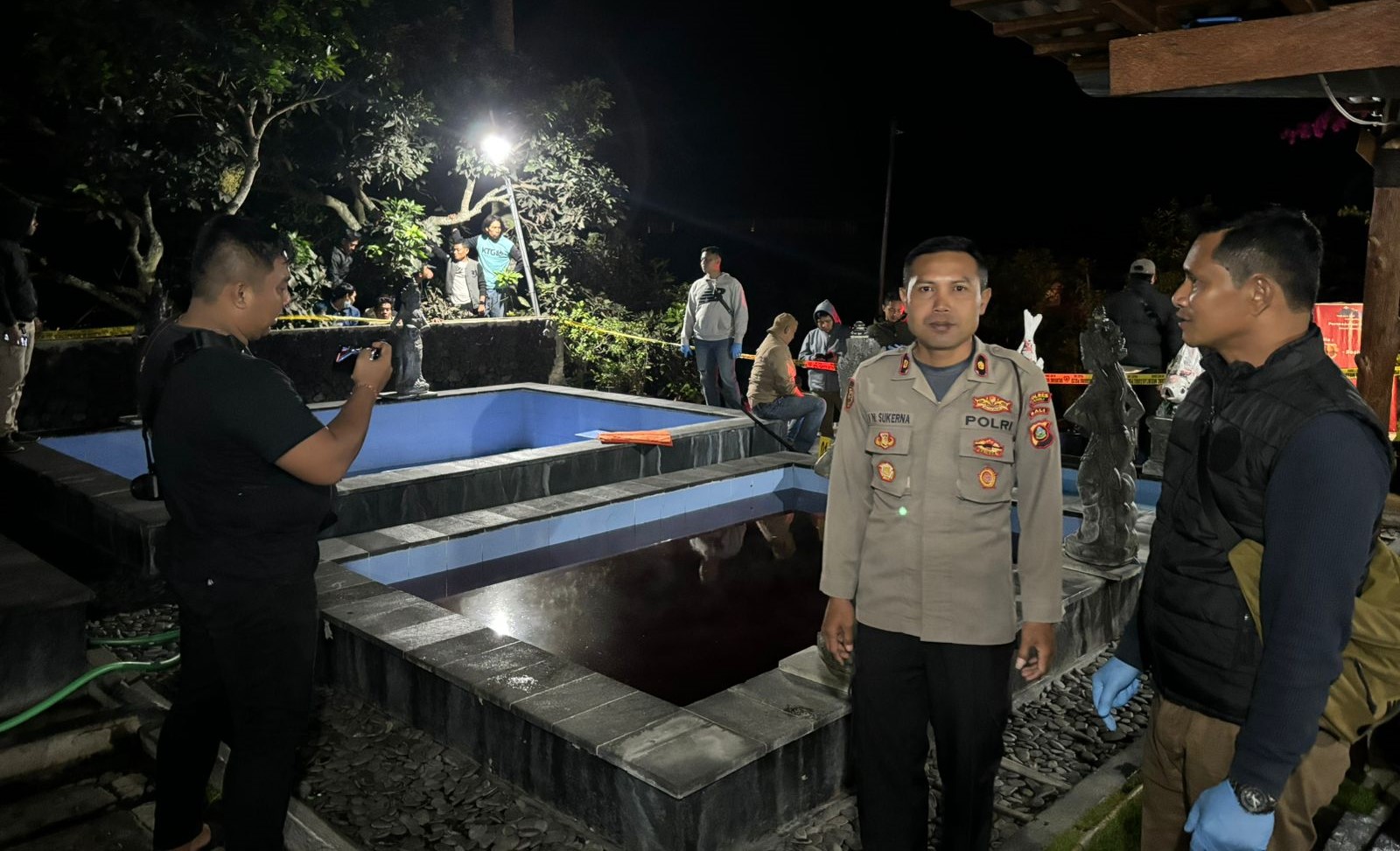 Kapolsek Kintamani Kompol I Nengah Sukerna (dua dari kanan) mendatangi TKP pembunuhan di kolamr air hangat Volcano, Banjar Toyabungkah, Desa Batur Tengah, Kintamani, Rabu (31/7/2024).