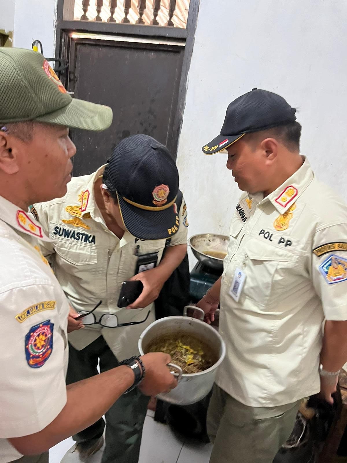 SIDAK: Satpol PP gelar sidak penjualan daging anjing di Denpasar. Tiga pedagang bandel diciduk dan harus mempertanggungjawabkan perbuatanny di mata hukum.