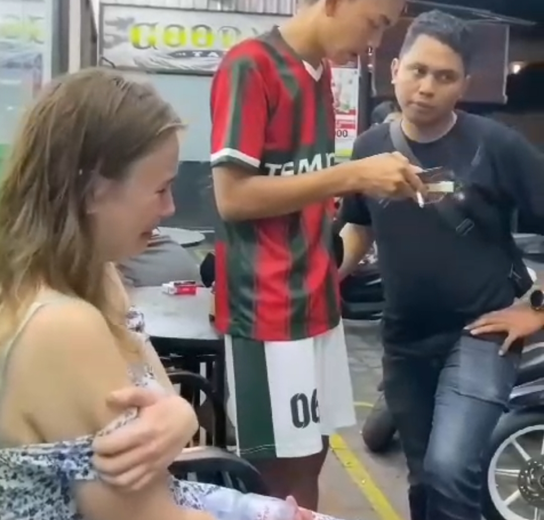 Tangkapan layar bule wanita menangis setelah dijambret di Seminyak.