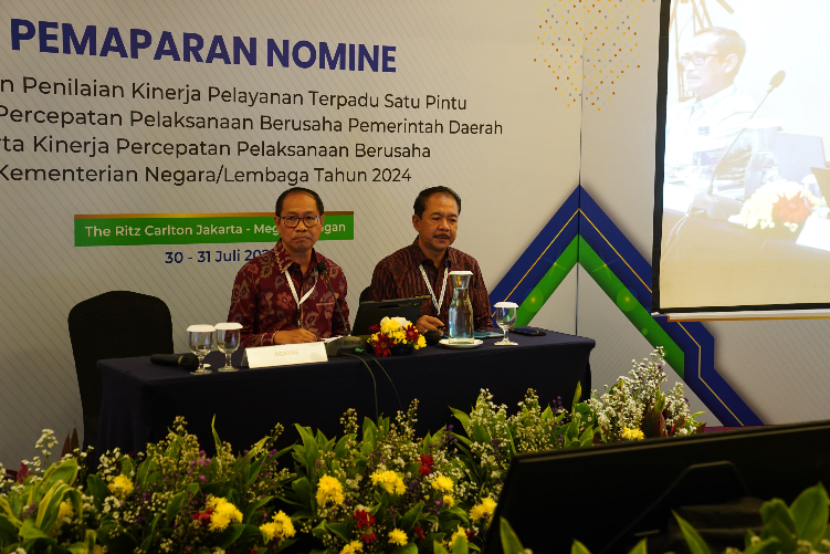 Wabup Suiasa didampingi Kepala DPMPTSP Kabupaten Badung, I Made Agus Aryawan memaparkan penyelenggaraan PTSP dan PPB di The Ritz Carlton, Mega Kuningan, Jakarta, Rabu (31/7).