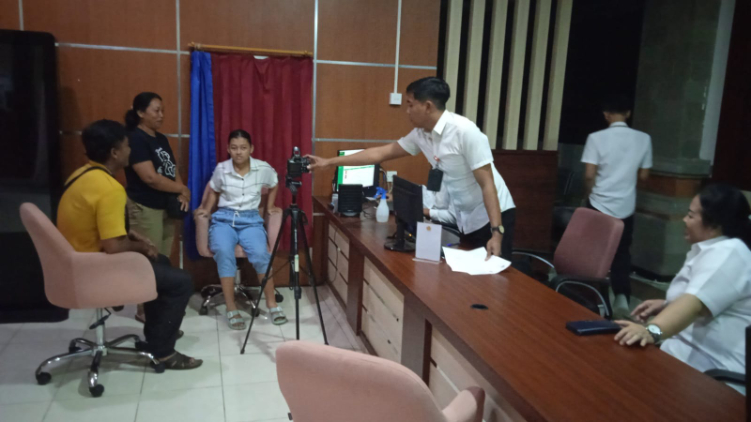 Disdukcapil Badung saat menerima perekaman KTP elektronik di malam hari