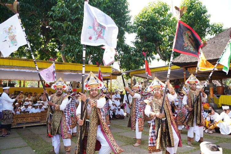 Tari Baris Giri Bandana yang tampil saat bhakti pengayaran di Pura Mandhara Giri Semeru Agung, Lumajang.