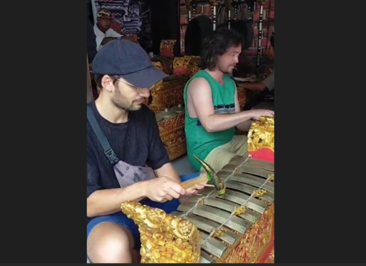Grup band asal Perancis Noe Clerc Trio jamming & sharing session dengan gamelan Bali di Yayasan Yasa Putra Sedana Payangan, Rabu (31/7) sore.