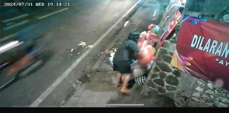 Aksi warga yang membuang sampah sembarangan di Jalan Gunung Sanghyang, Lingkungan Muding Kaja, Kelurahan Kerobokan Kaja, Kuta Utara.