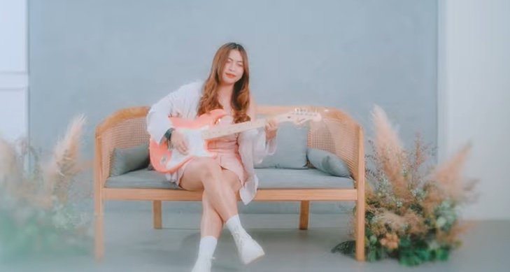 Tika Pagraky rilis single terbaru berjudul Move On