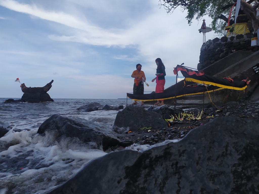 SAKSI BISU: Salah satu pura yang terdapat di Pantai Pacung, Tejakula, Bulelelng menjadi saksi bisu perjalanan sejarah berdirinya Desa Pacung.