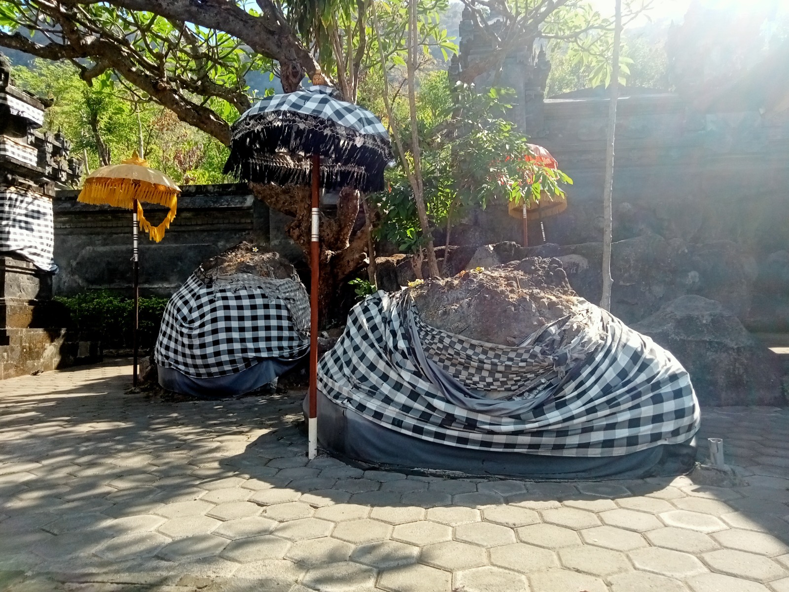 Pelinggih Gedong arta di areal Pura Melanting yang terdapat bebatuan berukuran besar