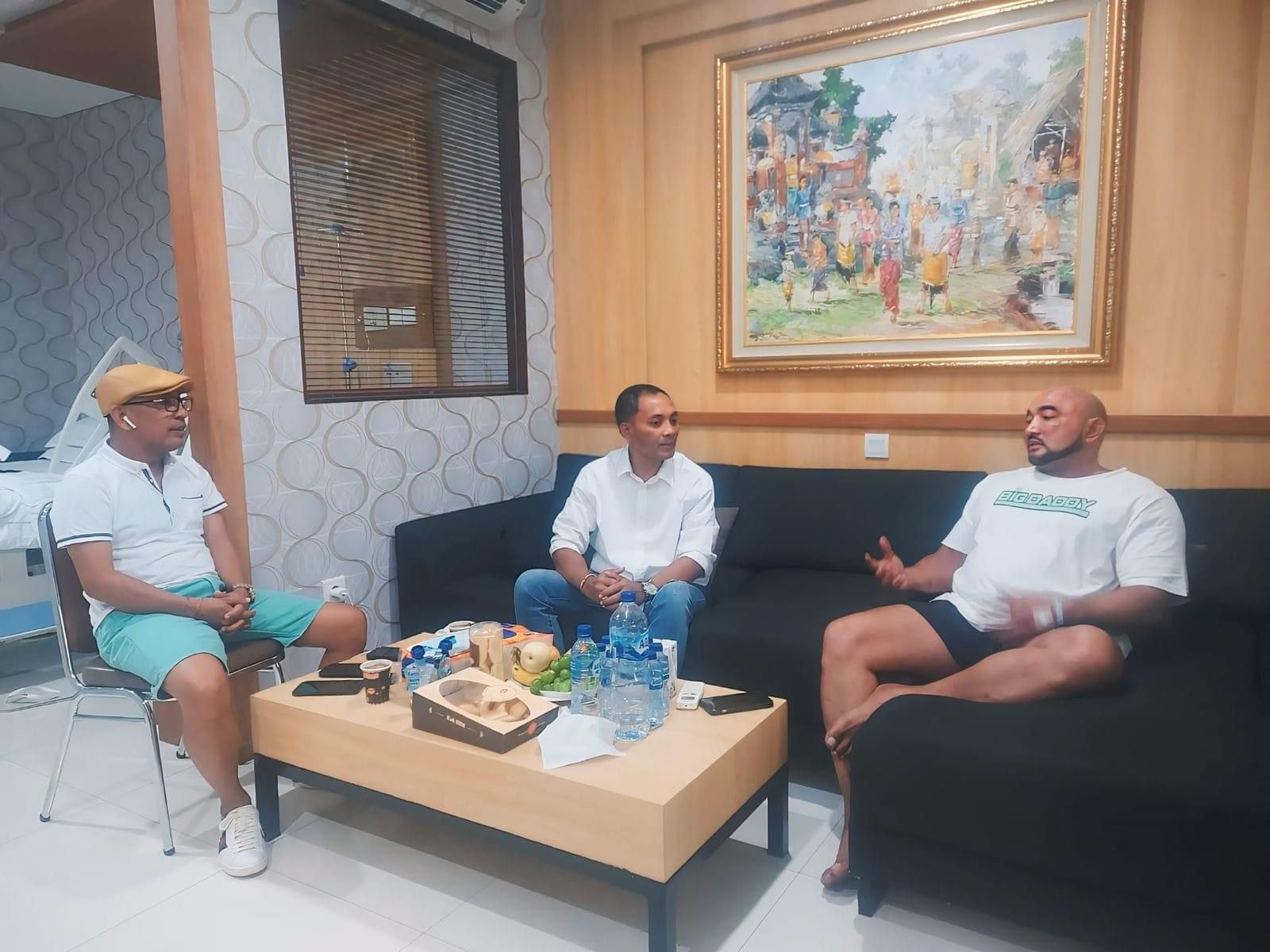 BERTEMU: Ketua DPC Gerindra Karangasem I Nyoman Suyasa (tengah) bertemu dengan Ketua DPD Gerindra Bali I Made Muliawan Arya (De Gadjah).