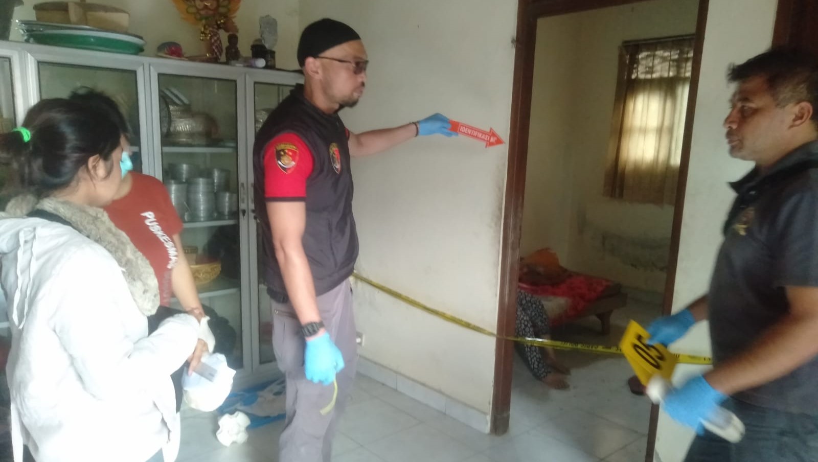 Polisi melakukan olah TKP di tempat ditemukannya wanita paruh baya di Banjar Kayuambua, Desa Tiga, Kecamatan Susut, Bangli, Bali, Jumat (2/8/2024).