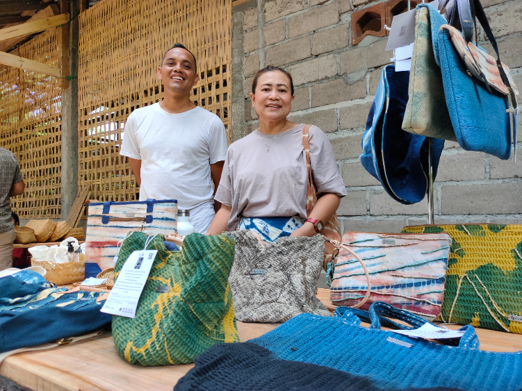 Dina Febriana dan produk kerajinan tas yang dibuat secara handmade