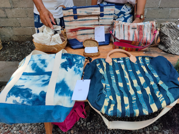Produk kerajinan tas yang dibuat secara handmade oleh Dina Febriana