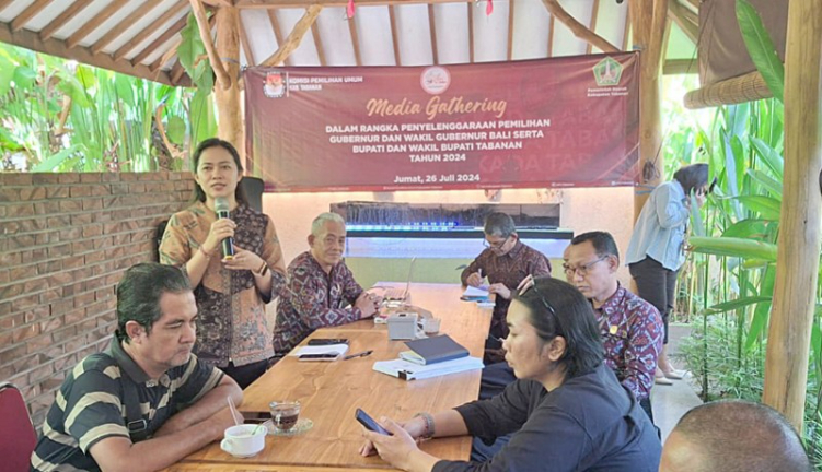 Komisioner KPU Tabanan Divisi Penyelenggara Pemilu Ni Komang Yuni Lestari (berdiri) ketika memaparkan proses penyelenggaraan Pilkada 2024