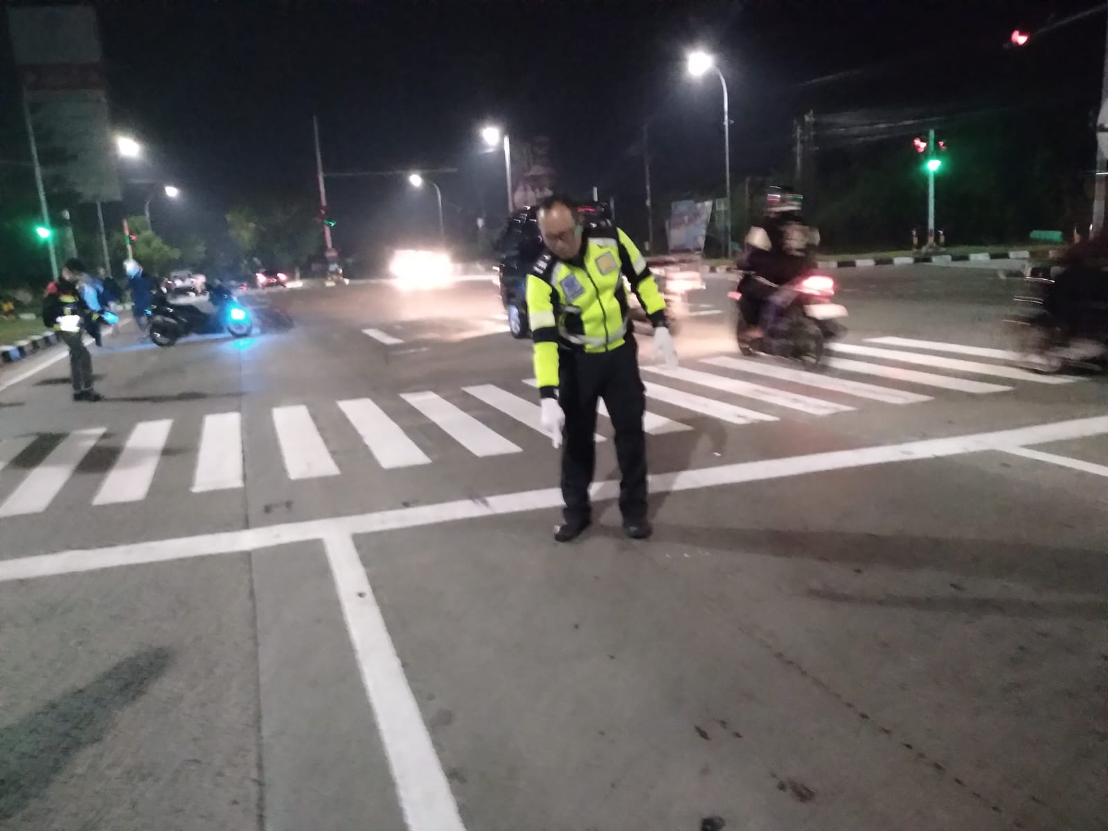 KABUR: Polisi melakukan penyelidikan kecelakaan di Bypass IB Mantra yang mengakibatkan seorang pemotor tewas mengenaskan dan pelakunya hendak kabur.