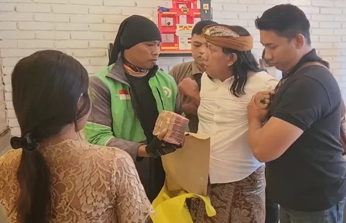 Bendesa Adat Berawa, Ketut Riana ditangkap Tim Penyidik Asisten Tindak Pidana Khusu Kejaksaan Tinggi Bali di Cafe Kawasan Renon Kamis (2/5). Dia diduga memerasa pengusaha Rp 10 miliar. (Istimewa.)